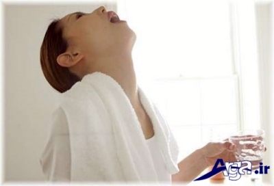 غرغره با آب نمک و فواید آن برای کاهش تورم گلو 