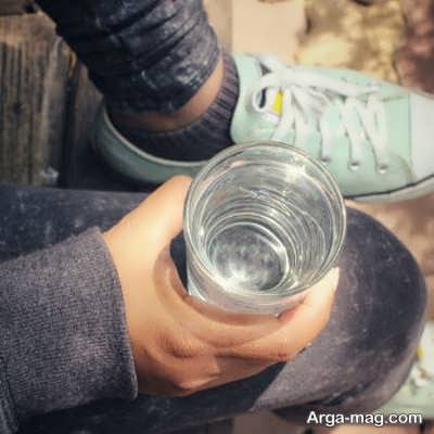 خوردن قرص ناپروکسن با یک لیوان آب