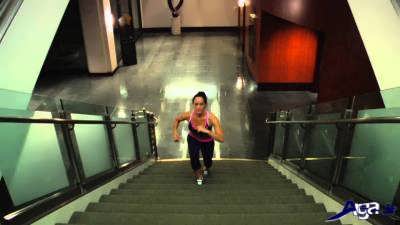 حرکت بالا رفتن از پله تمرین هوازی