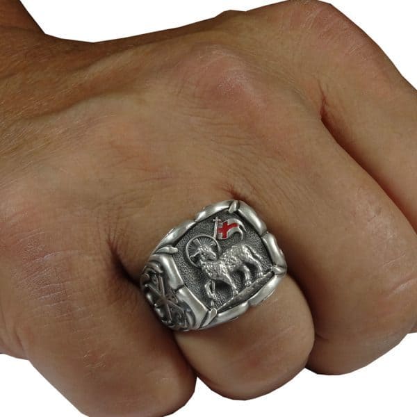 انگشتر مردانه و معنای آن، هر انگشتر در دست شما چه کاربرد و مفهومی دارد؟ انگشتر مردانه و معنای آن