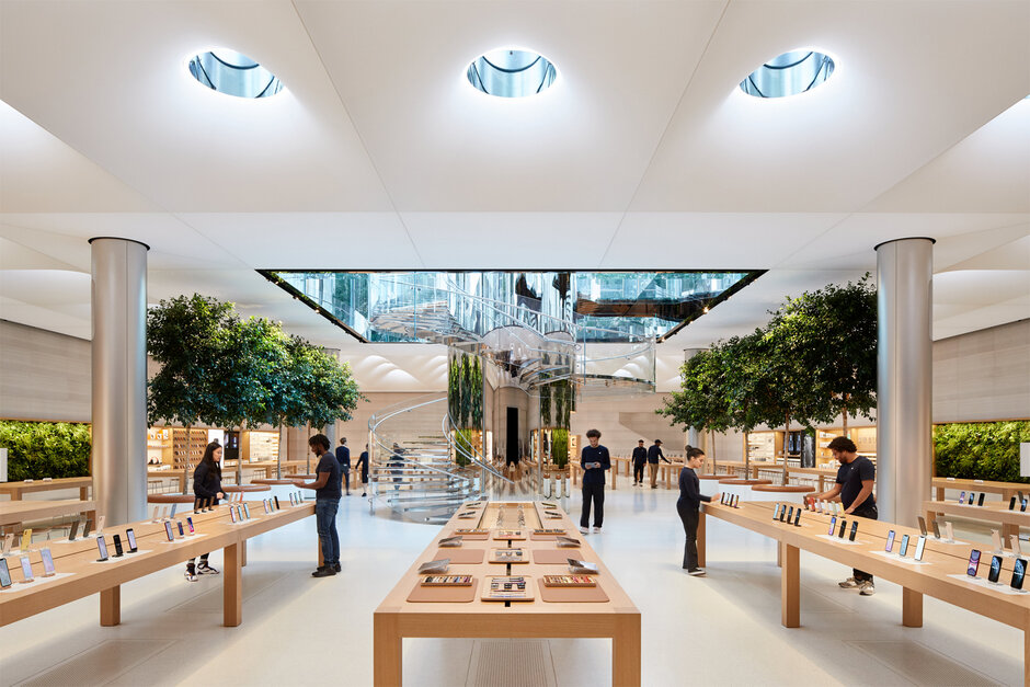 Apple Store fifth avenue new york redesign interior 091919 big - چرا بعضی ها از گوشی اپل یا همون آیفون متنفر هستند؟