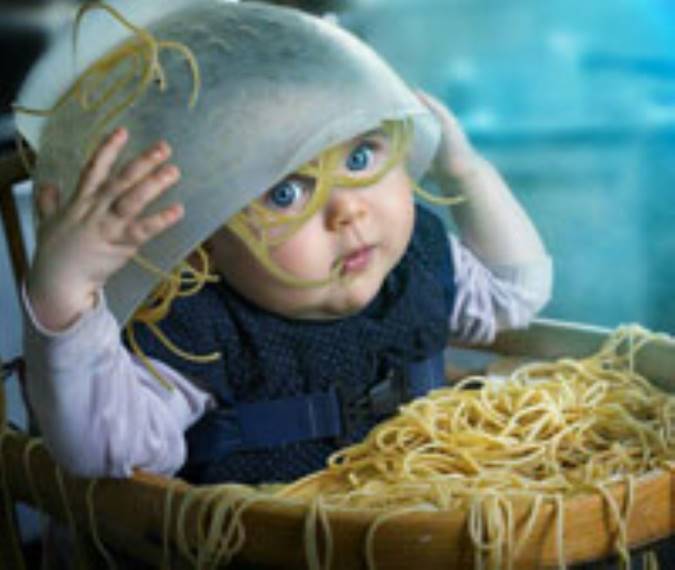 غذا ریختن کودک روی زمین غذا ریختن کودک روی زمین