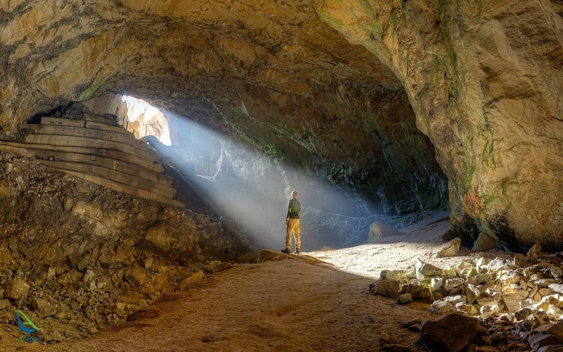 غار گل زرد جاده هراز