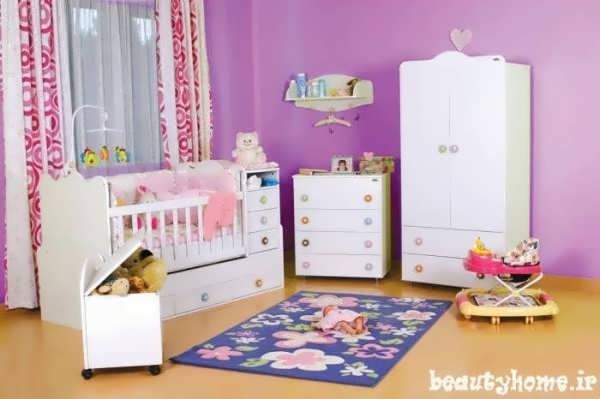 چیدمان اتاق نوزاد شاد با کمد و تخت سفید