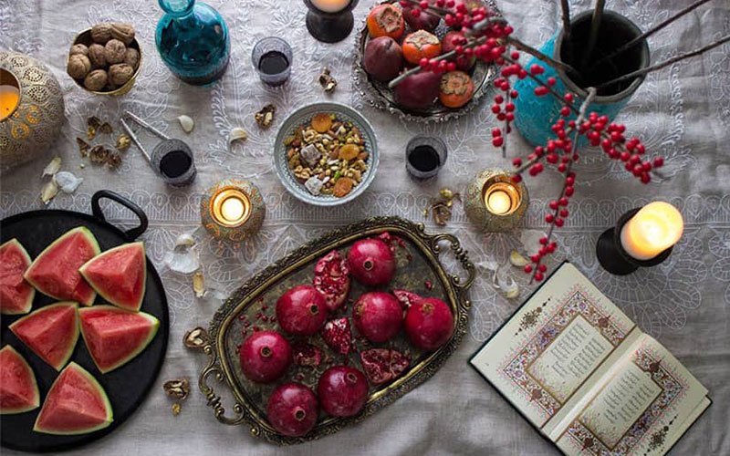 سفره شب یلدا با انار و حافظ و هندوانه