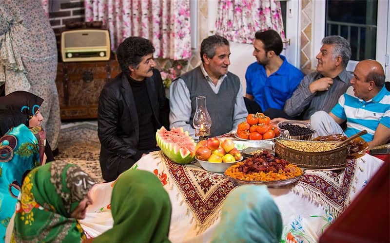 خانواده هایی که شب یلدا دور کرسی جمع شده اند