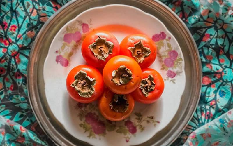 یک بشقاب خرمالو