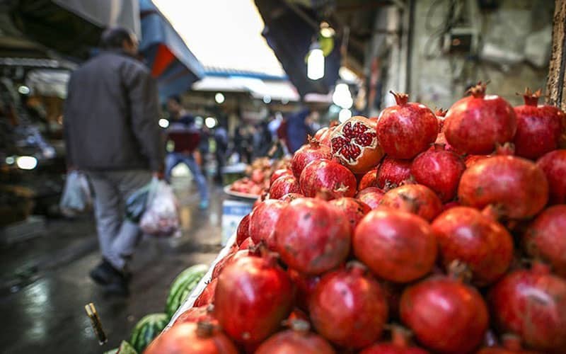 تعداد زیادی انار برای فروش در بازار