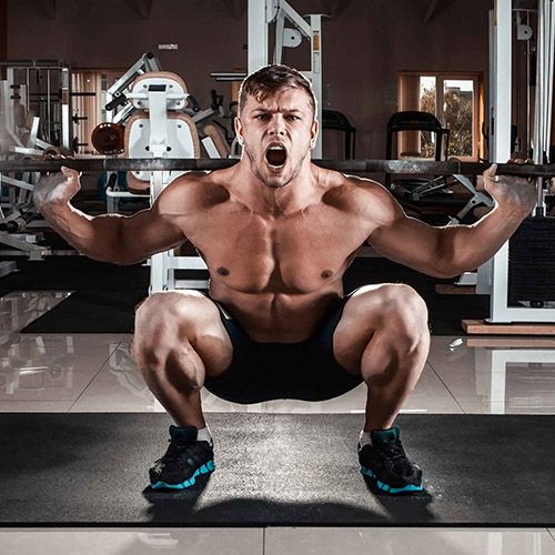 مرد در حال بلند کردن وزنه با اسکات برای تقویت عضلات خود - فیت شیپ