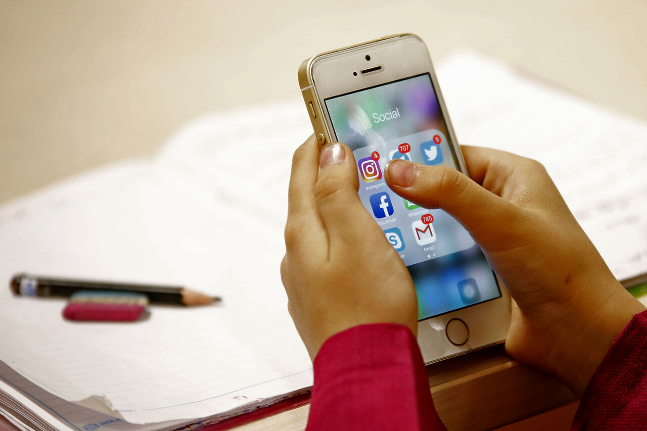 دانش‌آموز در حال ارسال عکس سوال به اپ