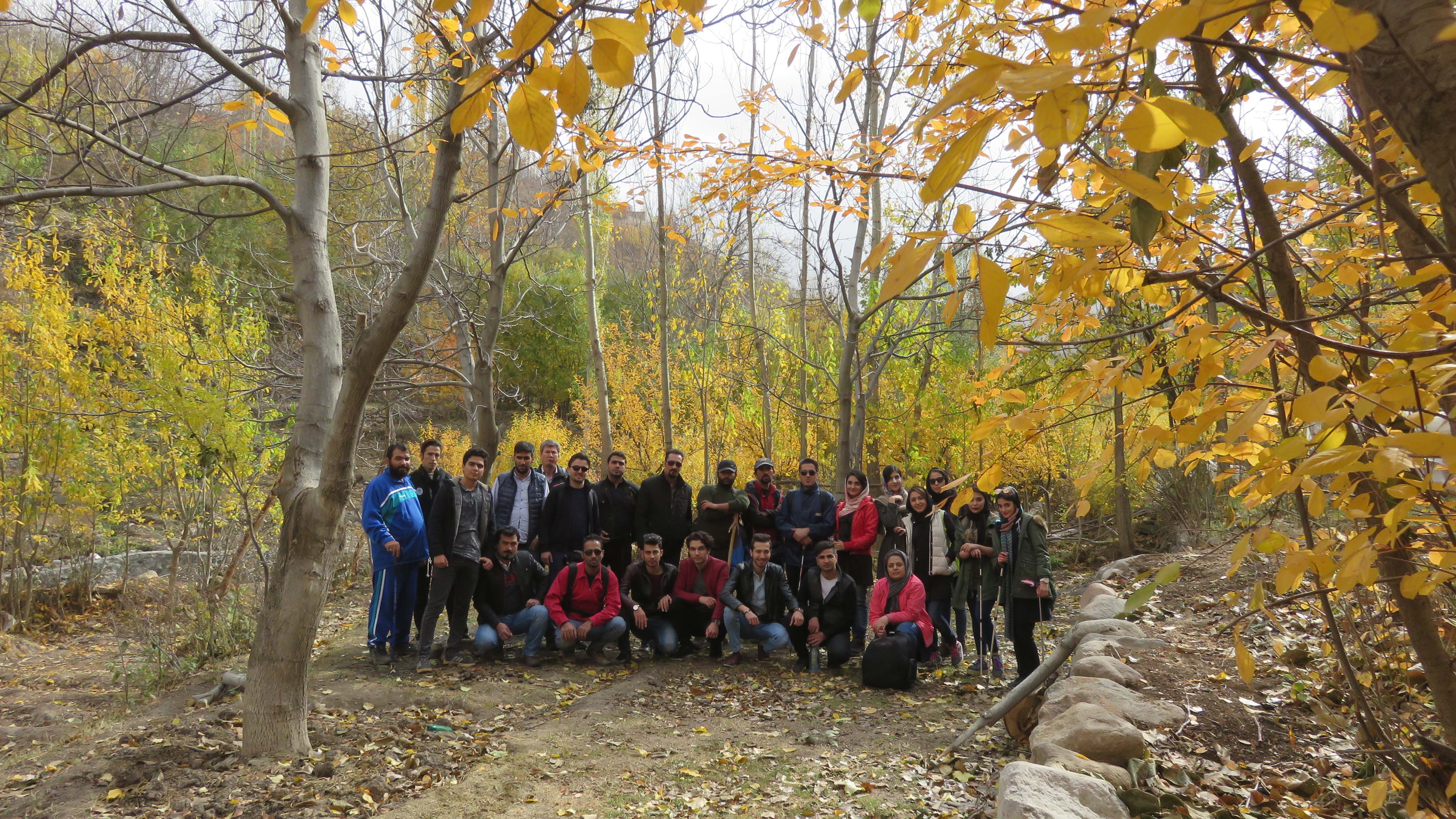 گروهی از دوستان در فضای باز پاییزی